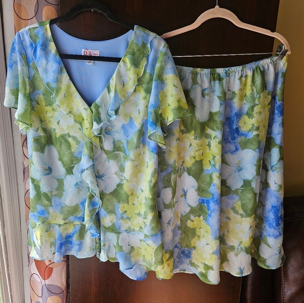 R&K Floral V-Neck Top and Skirt Set Size 18